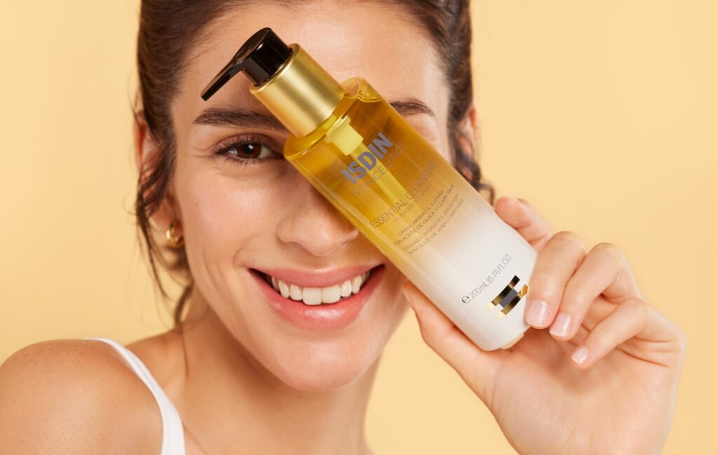 Sabías que el aceite limpiador es el paso clave para eliminar todos los  restos de maquillaje, protección solar y exceso de sebo? ¡Descubre YA  Essential, By ISDIN
