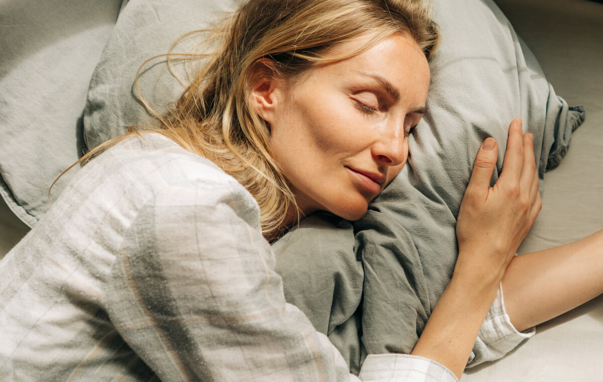 mujer durmiendo bien de noche