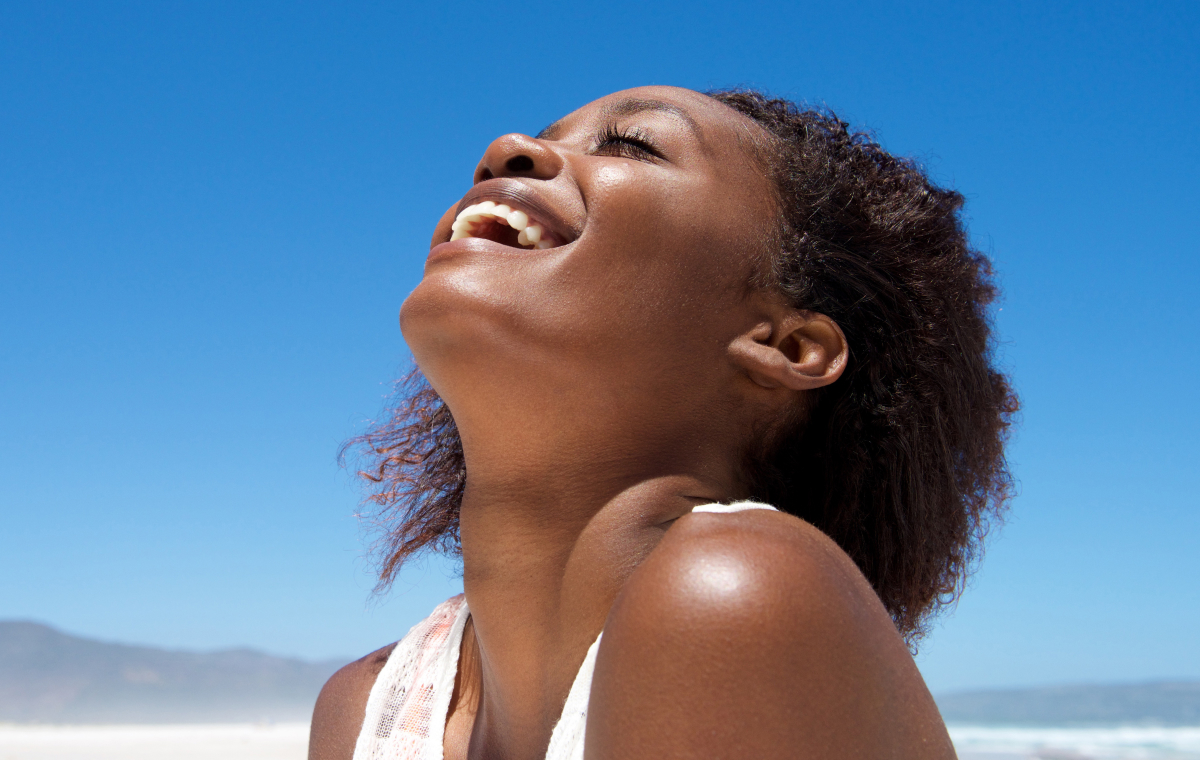 chica sonriendo en una playa sin contaminación